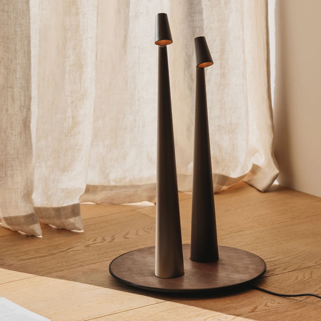 Vibia Зарядная станция для настольных ламп Africa Walnut A440 от Vibia — в интерьере