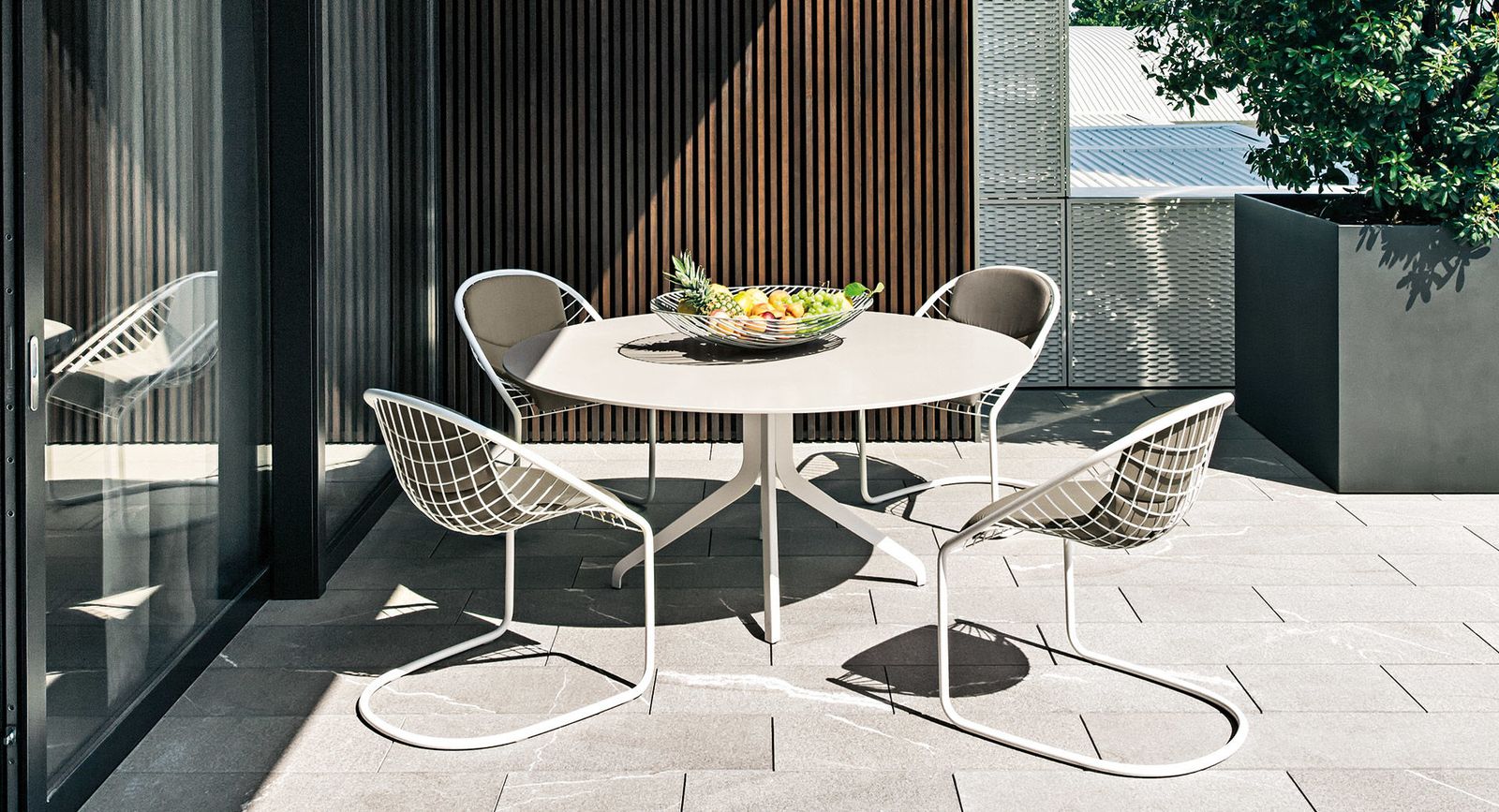 Minotti Уличный стол Claydon Outdoor от Minotti — в интерьере