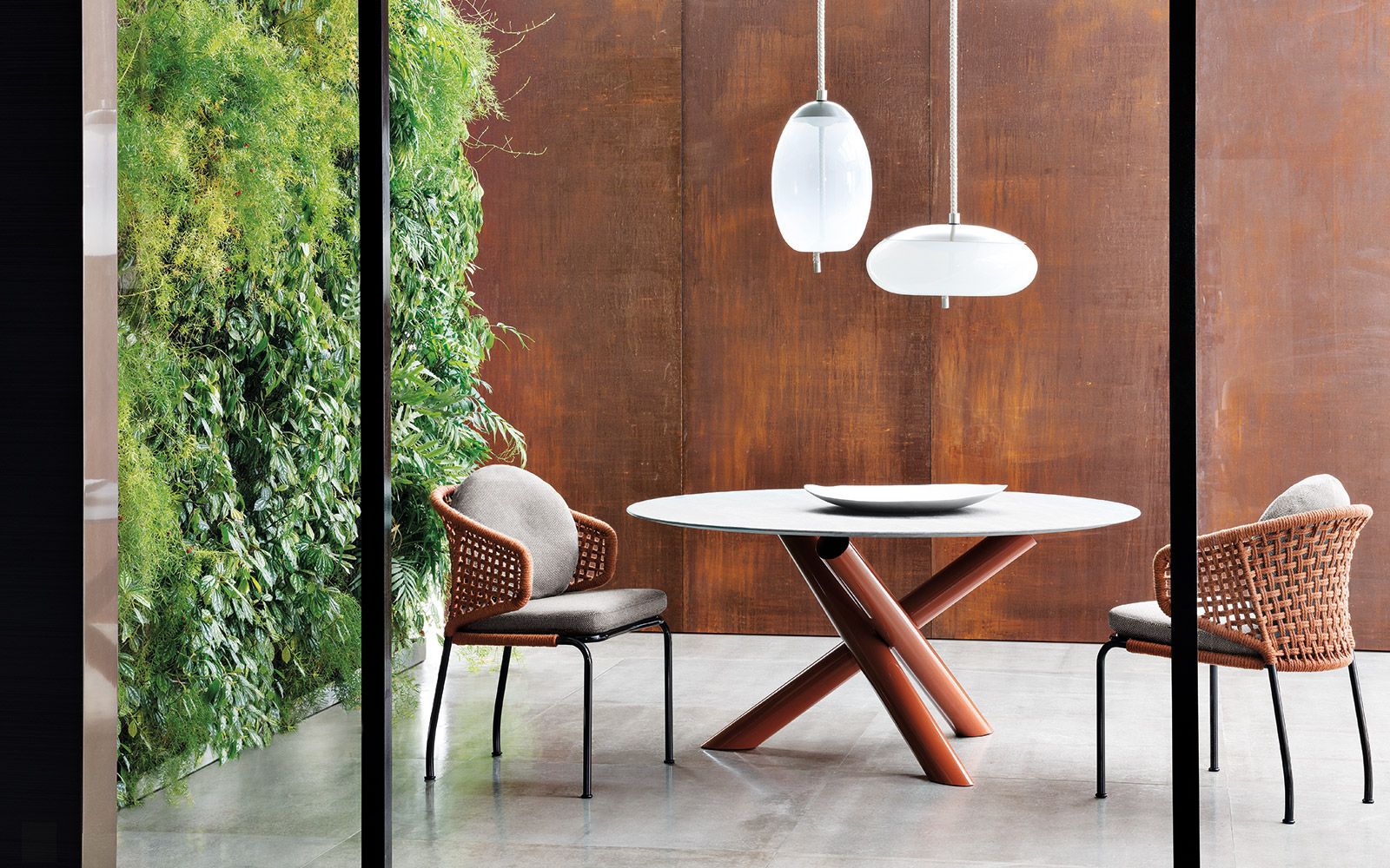 Minotti Уличный стол Van Dyck "Outdoor" от Minotti — в интерьере