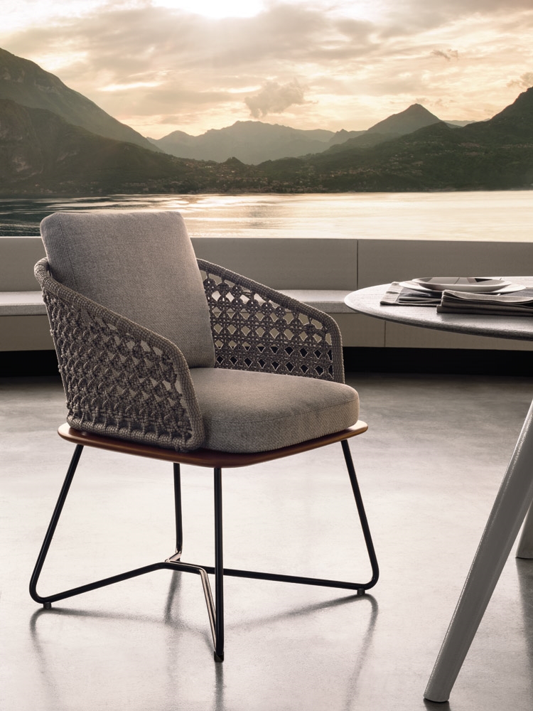 Minotti Уличный стул с подлокотниками Rivera "Little Armchair" от Minotti — в интерьере