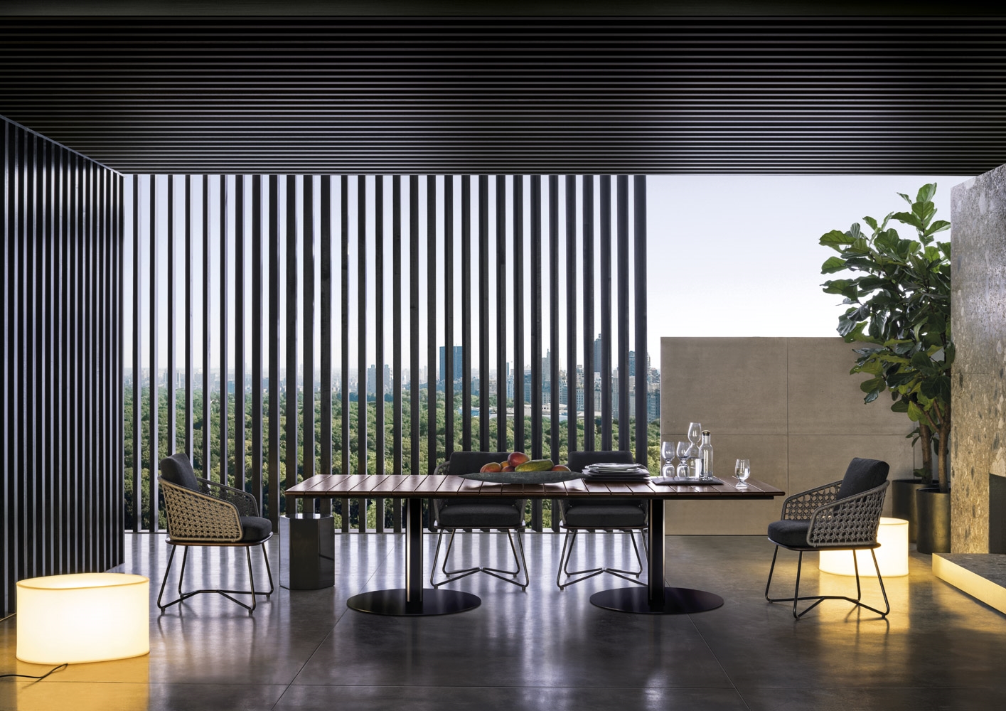 Minotti Уличный стул с подлокотниками Rivera "Little Armchair" от Minotti — в интерьере