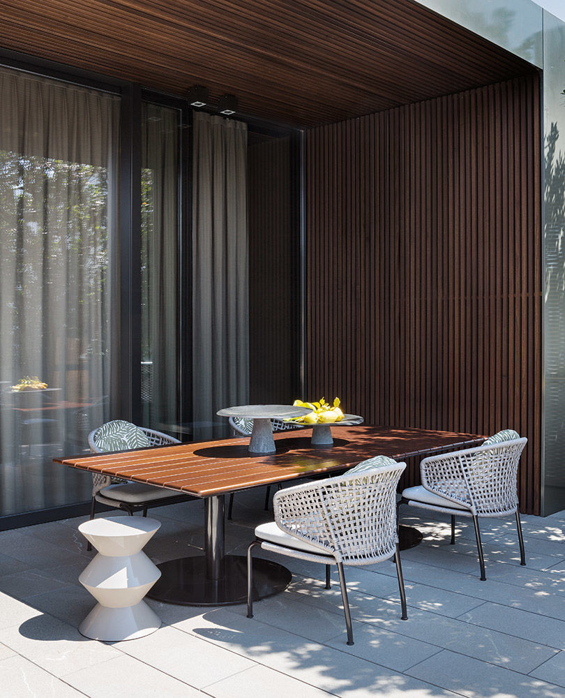 Minotti Уличный стул с подлокотниками Aston "Cord" Lounge Outdoor Chair от Minotti — в интерьере