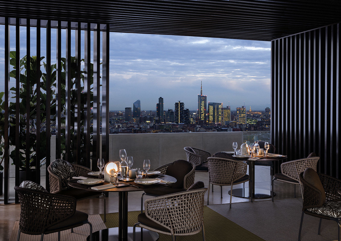 Minotti Уличный стул с подлокотниками Aston "Cord" Lounge Outdoor Chair от Minotti — в интерьере