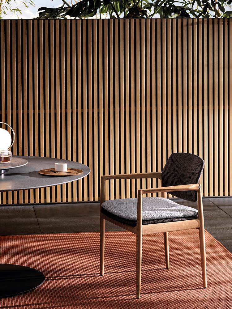 Minotti Уличный стул с подлокотниками Yoko "Cord" Outdoor Dining от Minotti — в интерьере