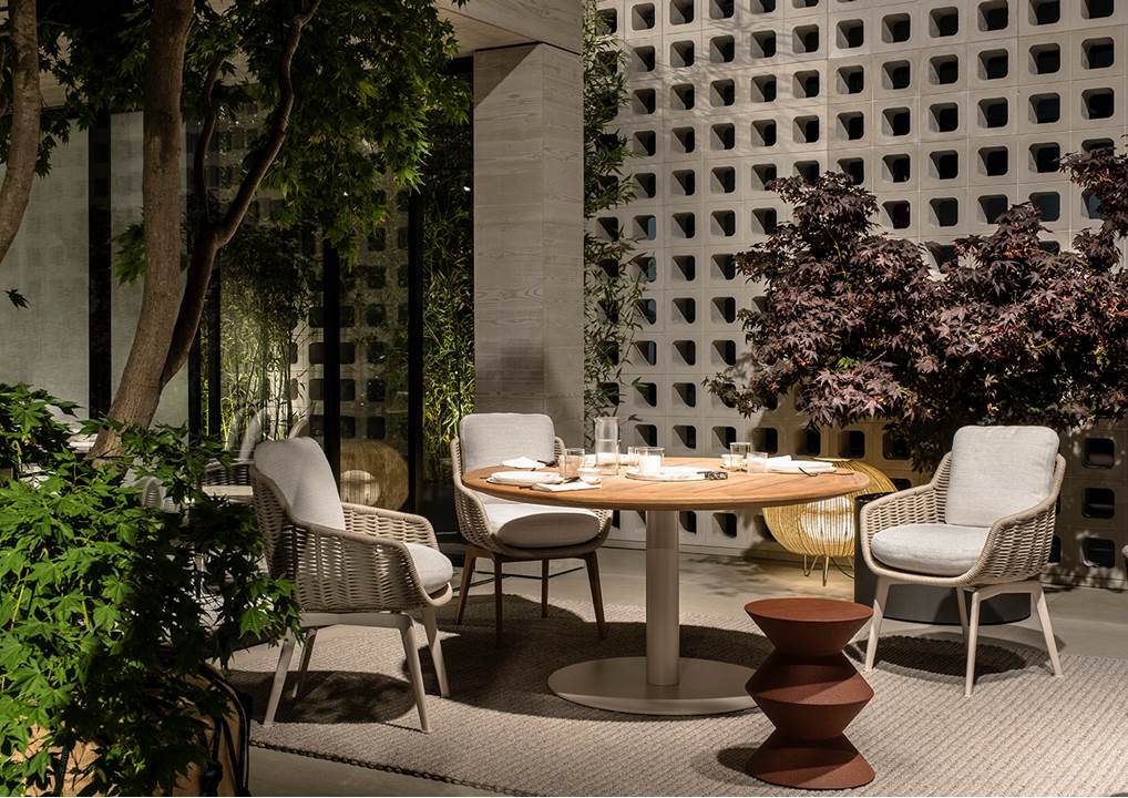 Minotti Уличный стул с подлокотниками Belt "Cord" Outdoor Dining от Minotti — в интерьере