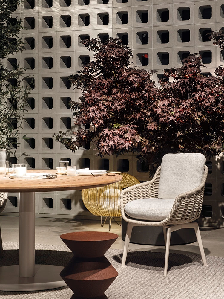Minotti Уличный стул с подлокотниками Belt "Cord" Outdoor Dining от Minotti — в интерьере