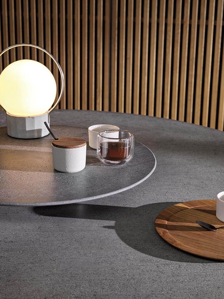 Minotti Уличный вращающийся поднос на стол Lazy Susan Basaltina от Minotti — в интерьере