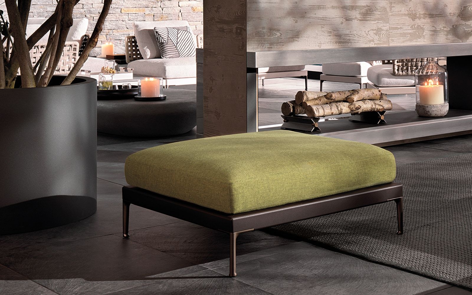 Minotti Уличный пуф - банкетка Patio от Minotti — в интерьере