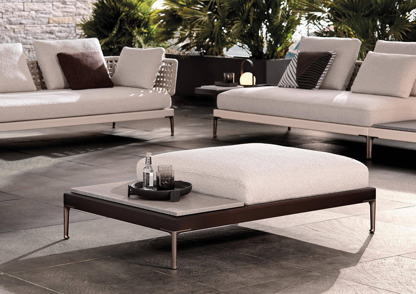 Minotti Уличный пуф - банкетка Patio от Minotti — в интерьере