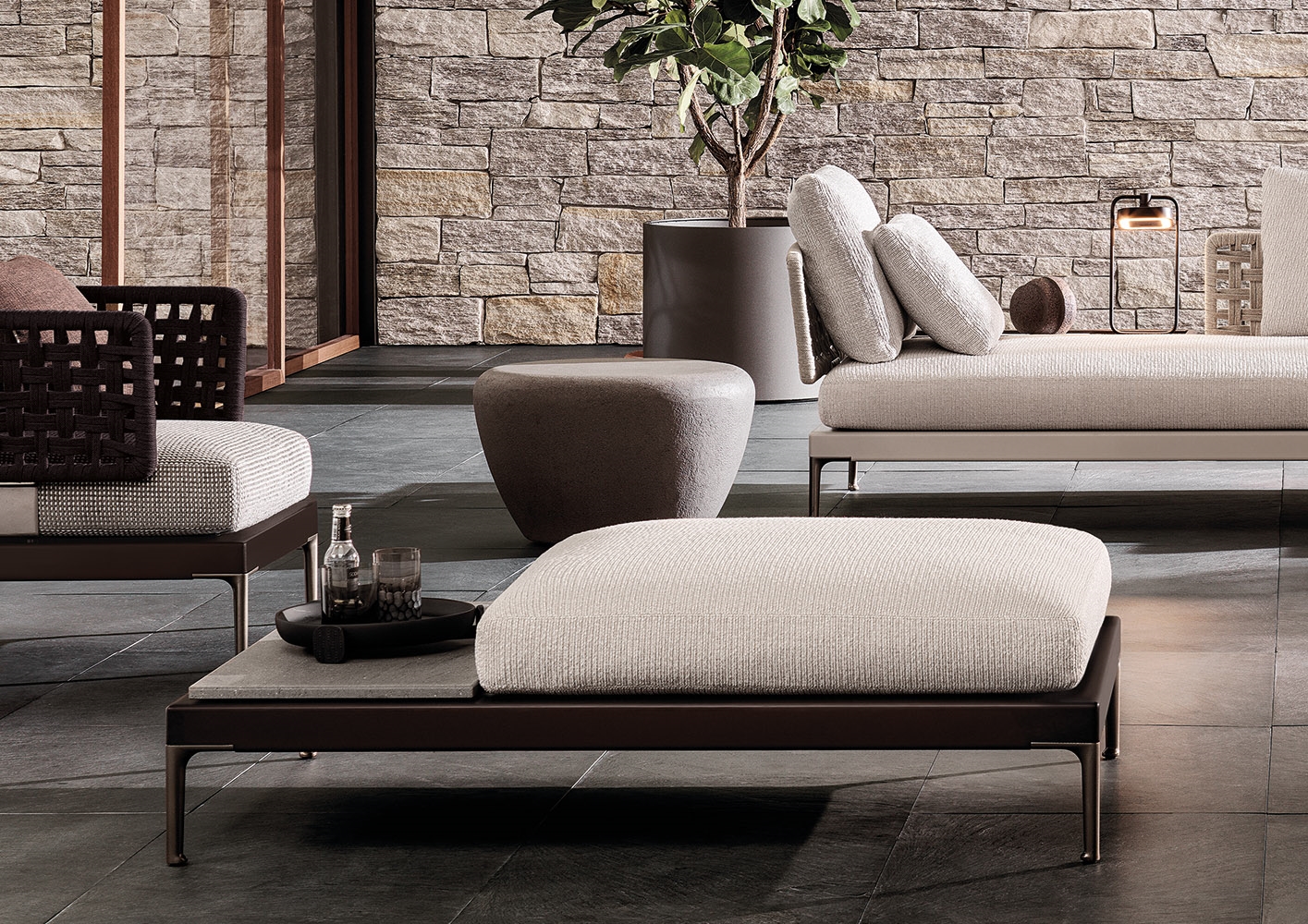 Minotti Уличный пуф - банкетка Patio от Minotti — в интерьере
