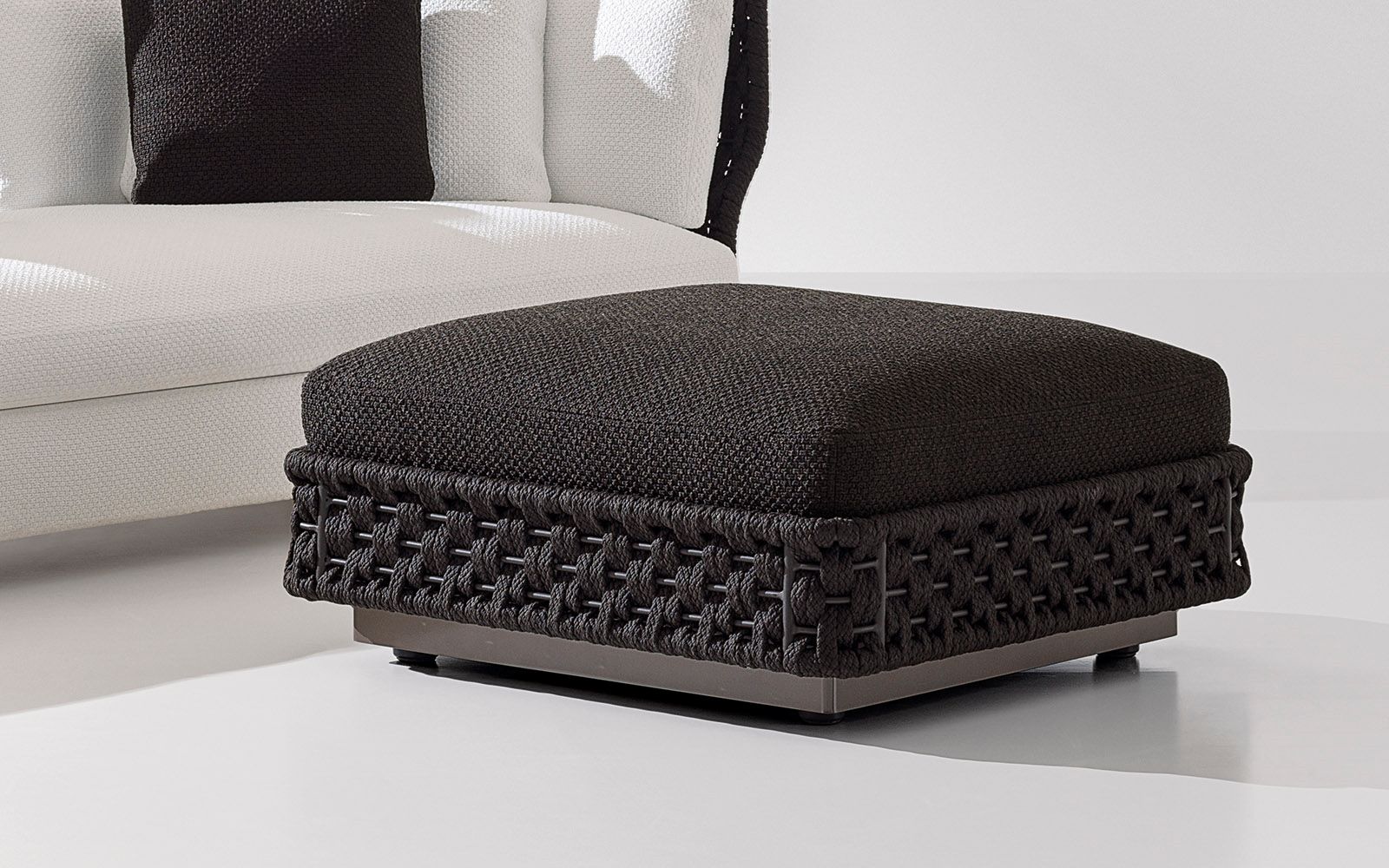 Minotti Уличный пуф Amii от Minotti — в интерьере