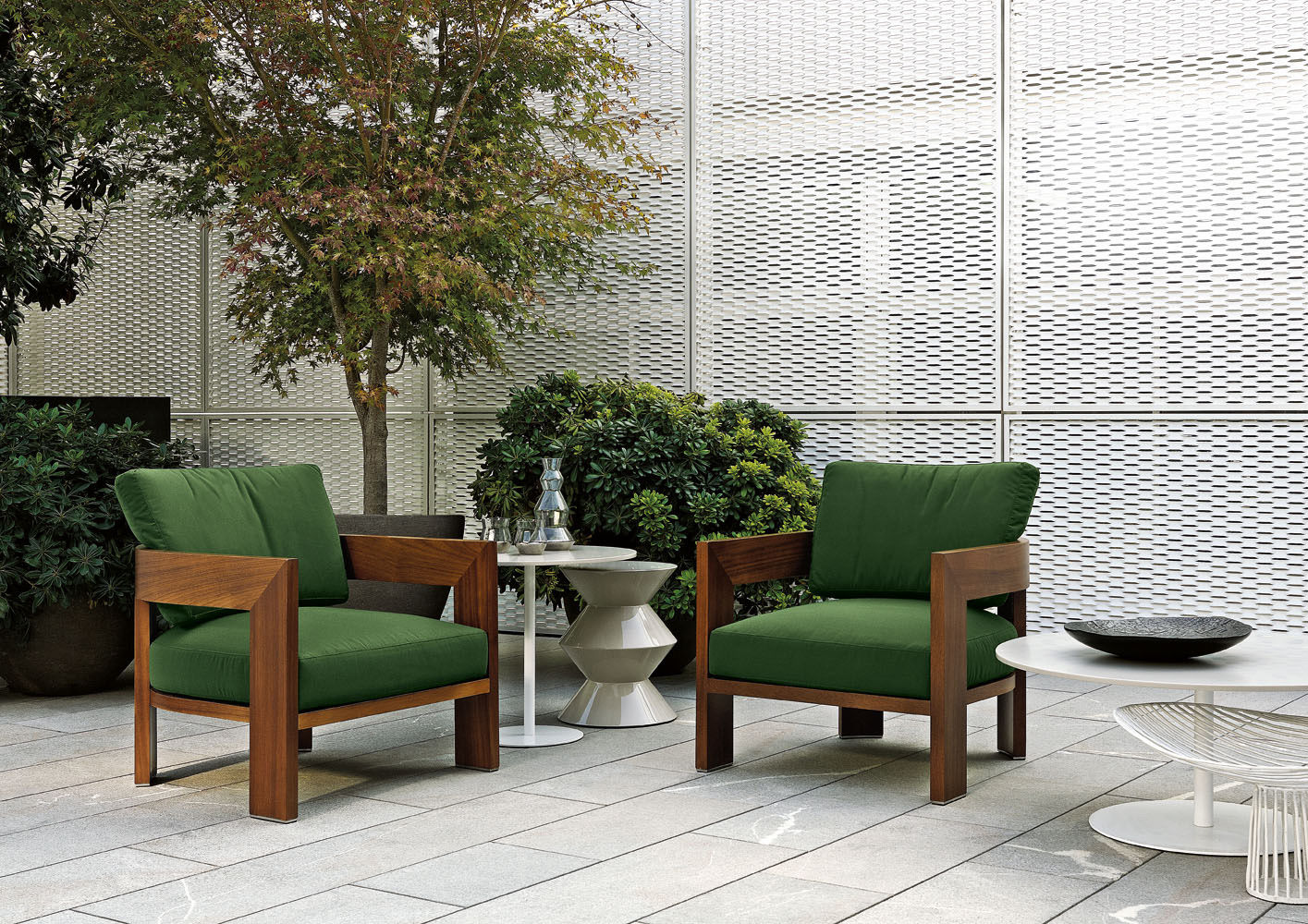 Minotti Уличное кресло Warhol Iroko Outdoor от Minotti — в интерьере