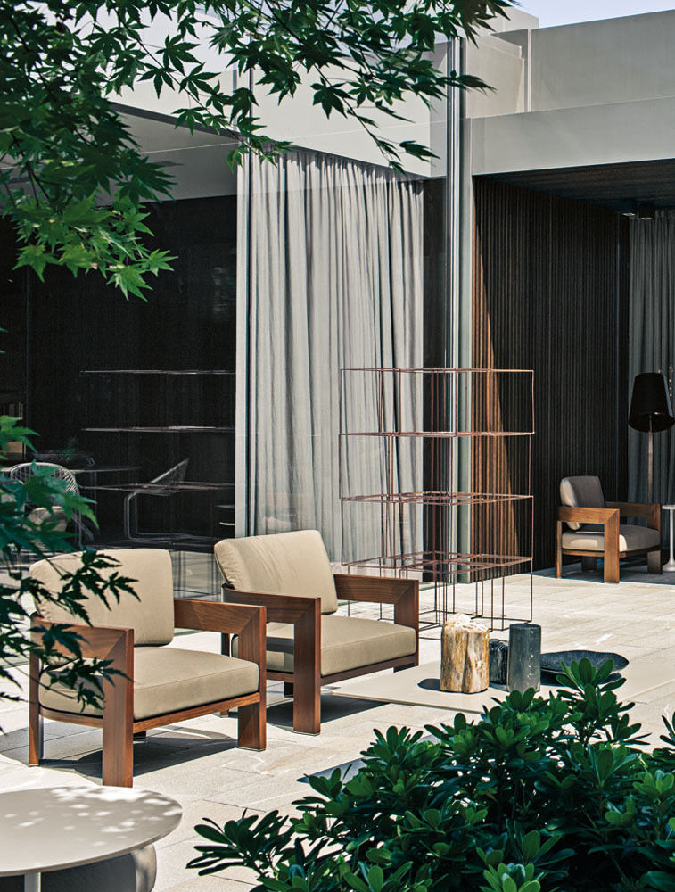 Minotti Уличное кресло Warhol Iroko Outdoor от Minotti — в интерьере