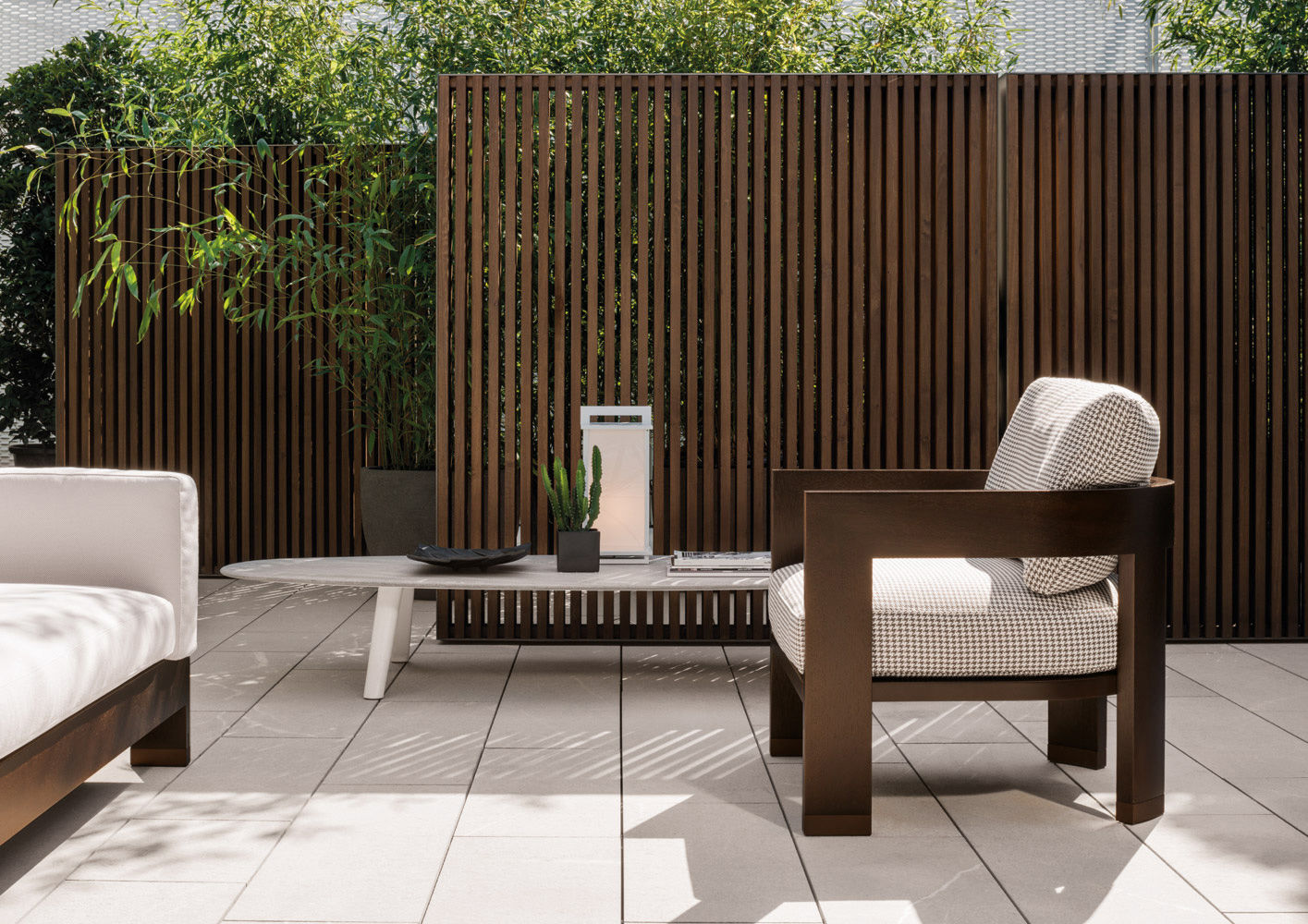 Minotti Уличное кресло Warhol "Dark Brown" Outdoor от Minotti — в интерьере