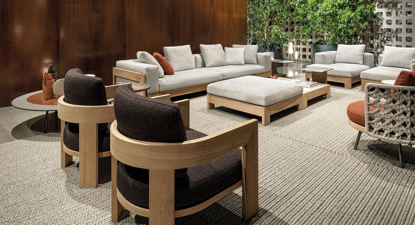 Minotti Уличное кресло Warhol Iroko Nature от Minotti — в интерьере