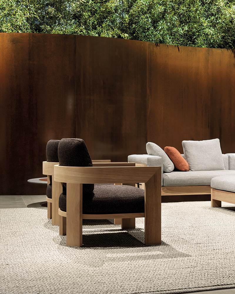 Minotti Уличное кресло Warhol Iroko Nature от Minotti — в интерьере