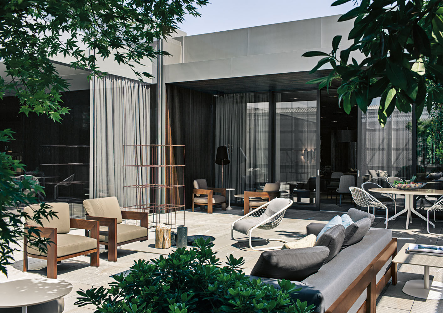 Minotti Уличный диван Alison Iroko Outdoor от Minotti — в интерьере