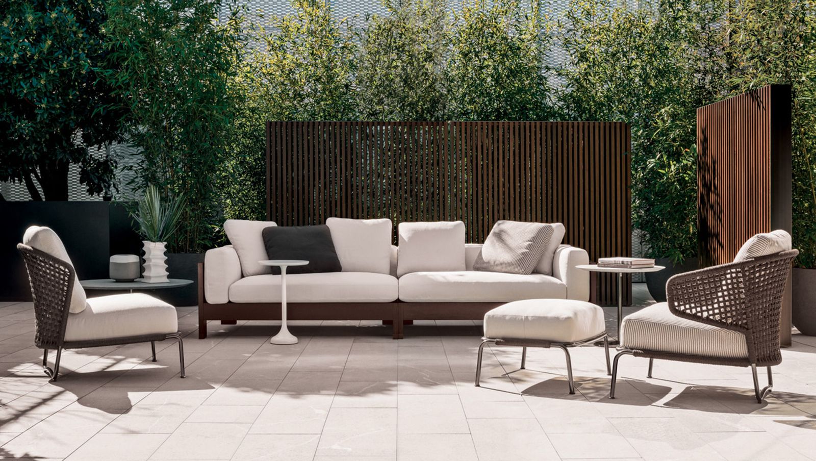 Minotti Уличный диван Alison "Dark Brown" Outdoor от Minotti — в интерьере