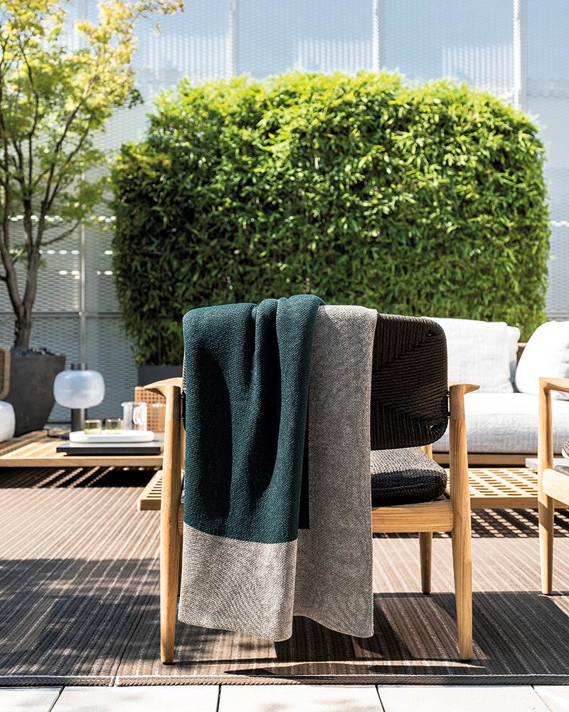 Minotti Уличный плед Twist от Minotti — в интерьере