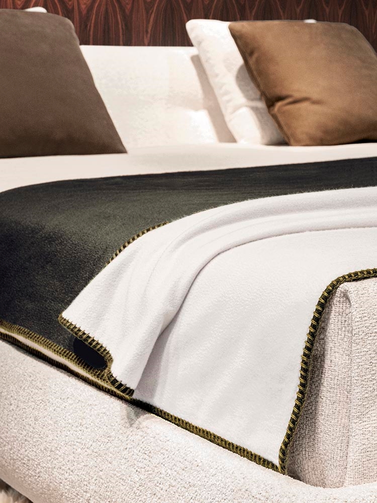 Minotti Плед Yves "Throw" от Minotti — в интерьере