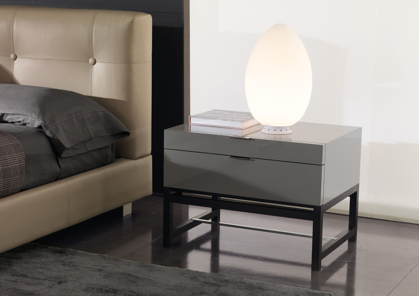 Minotti Прикроватная тумбочка Harvey "Night Storage Unit" от Minotti — в интерьере