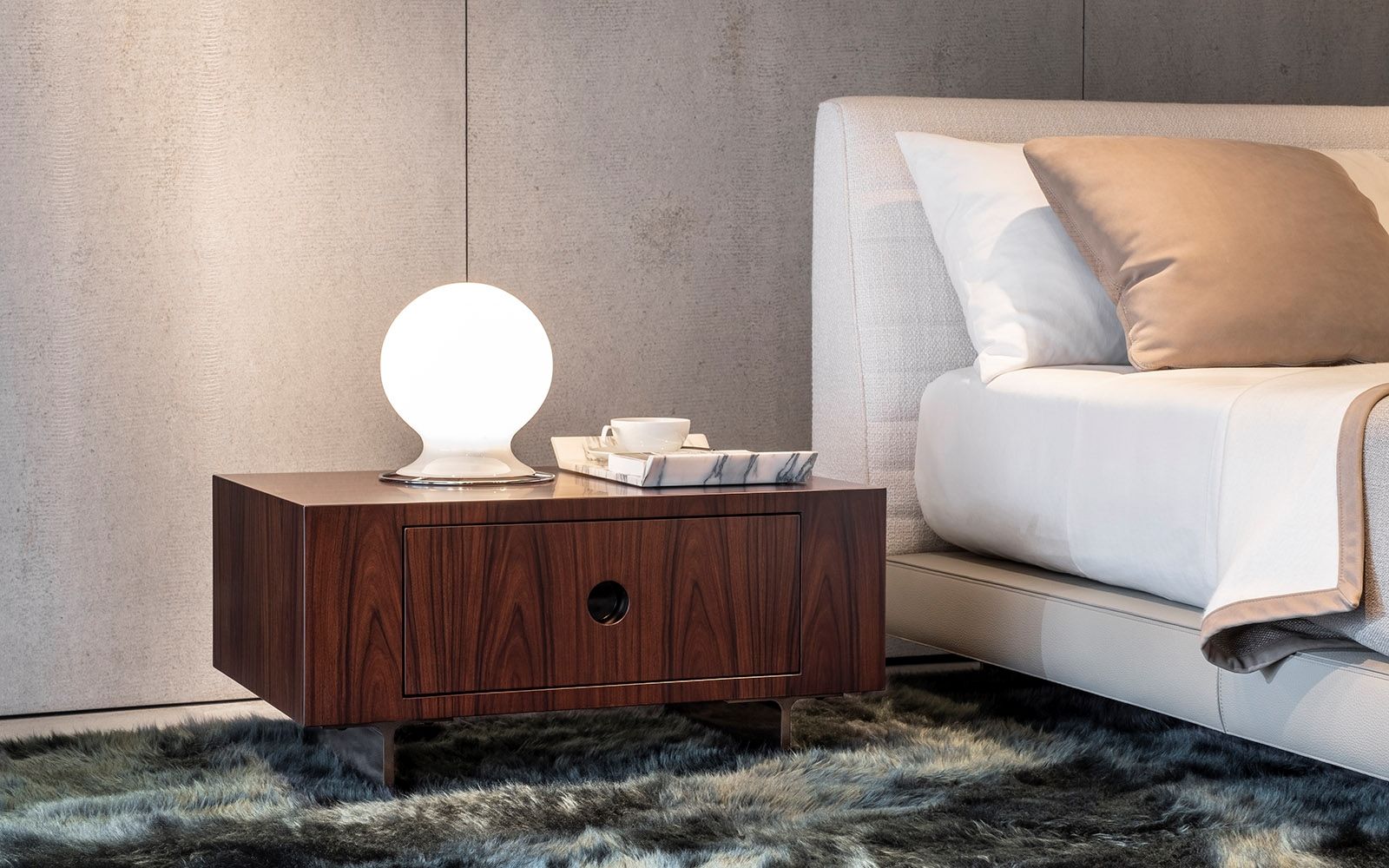 Minotti Прикроватная тумбочка Brasilia "Nightstand" от Minotti — в интерьере