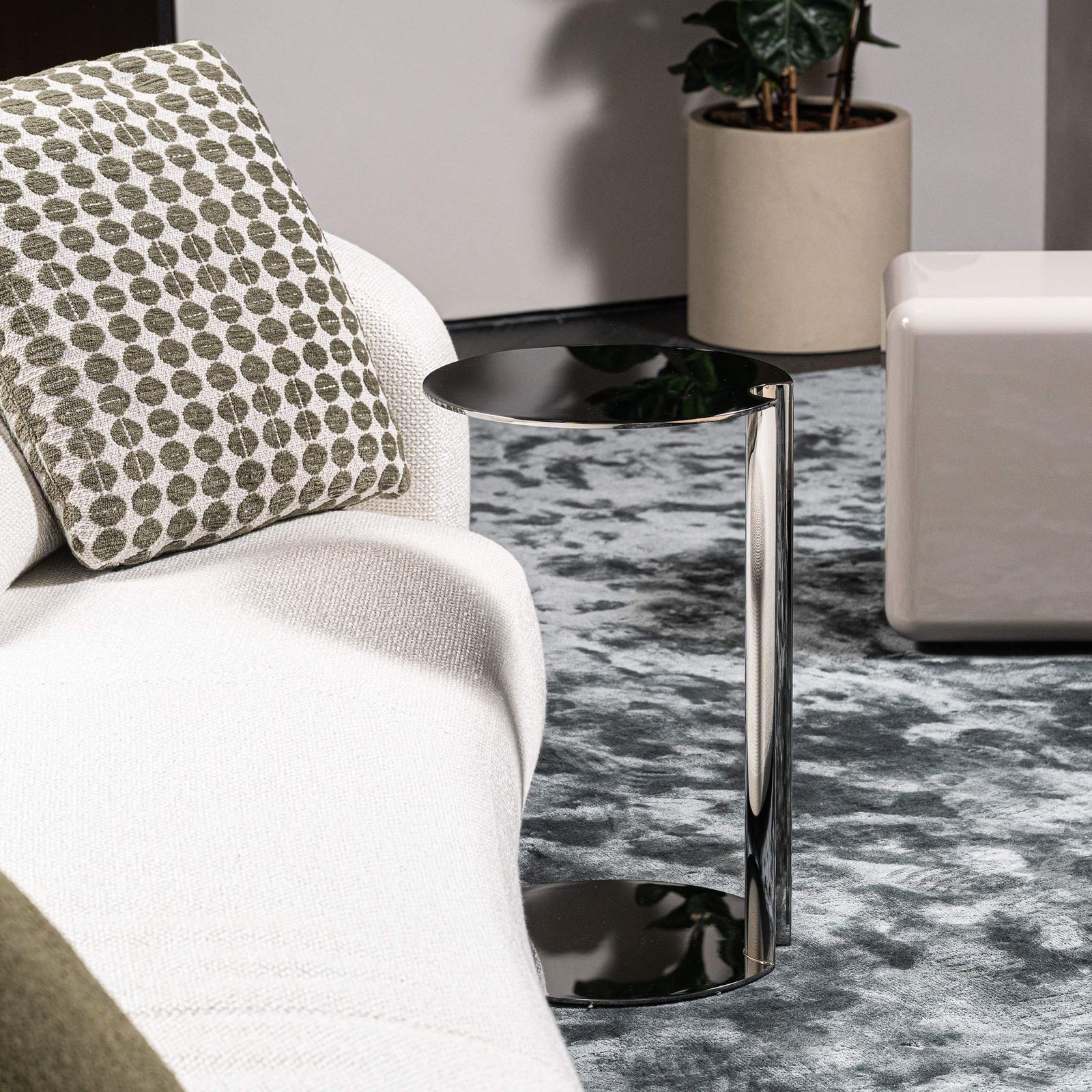 Minotti Журнальный столик Nay Chrome от Minotti — в интерьере