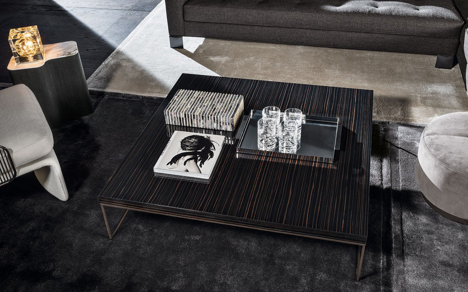 Minotti Журнальный столик Calder "Bronze" от Minotti — в интерьере
