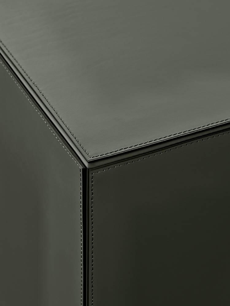 Minotti Пуф Solid "Saddle-Hide" от Minotti — в интерьере