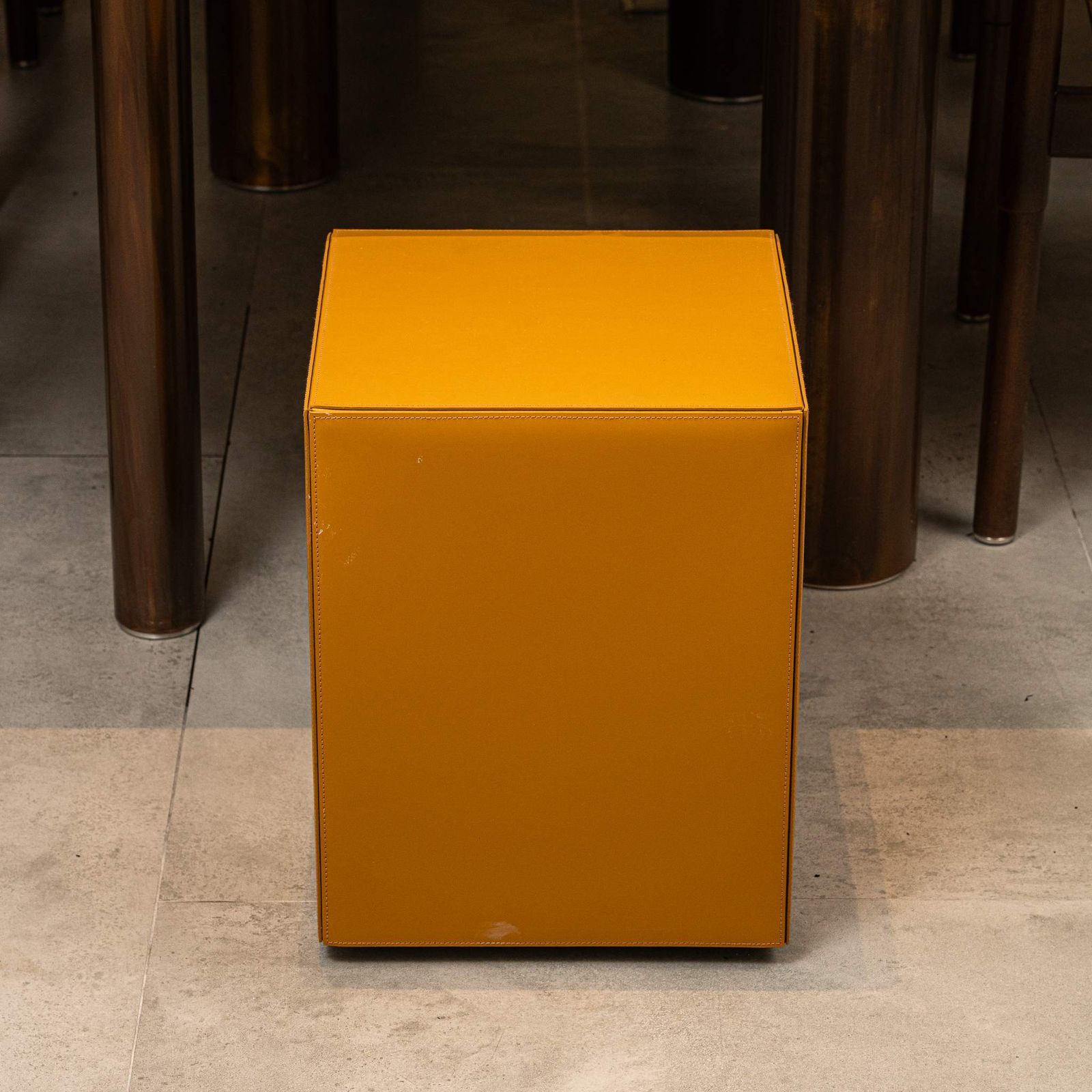 Minotti Пуф Solid "Saddle-Hide" Mustard от Minotti — в интерьере