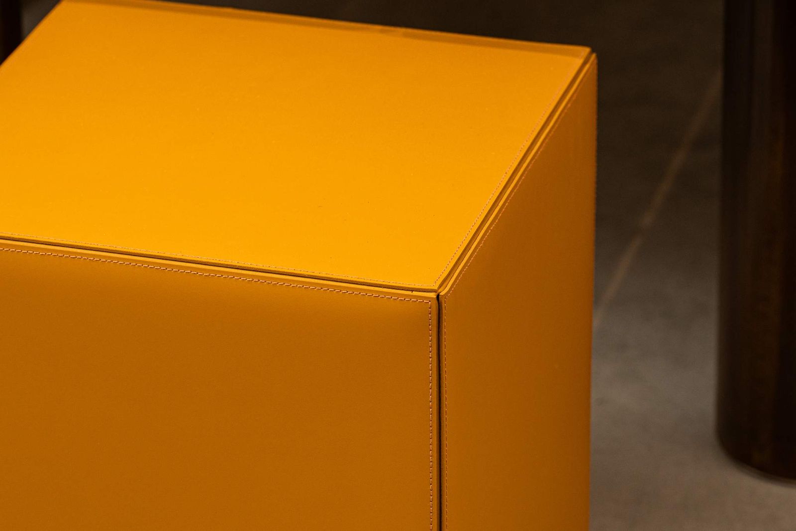 Minotti Пуф Solid "Saddle-Hide" Mustard от Minotti — в интерьере