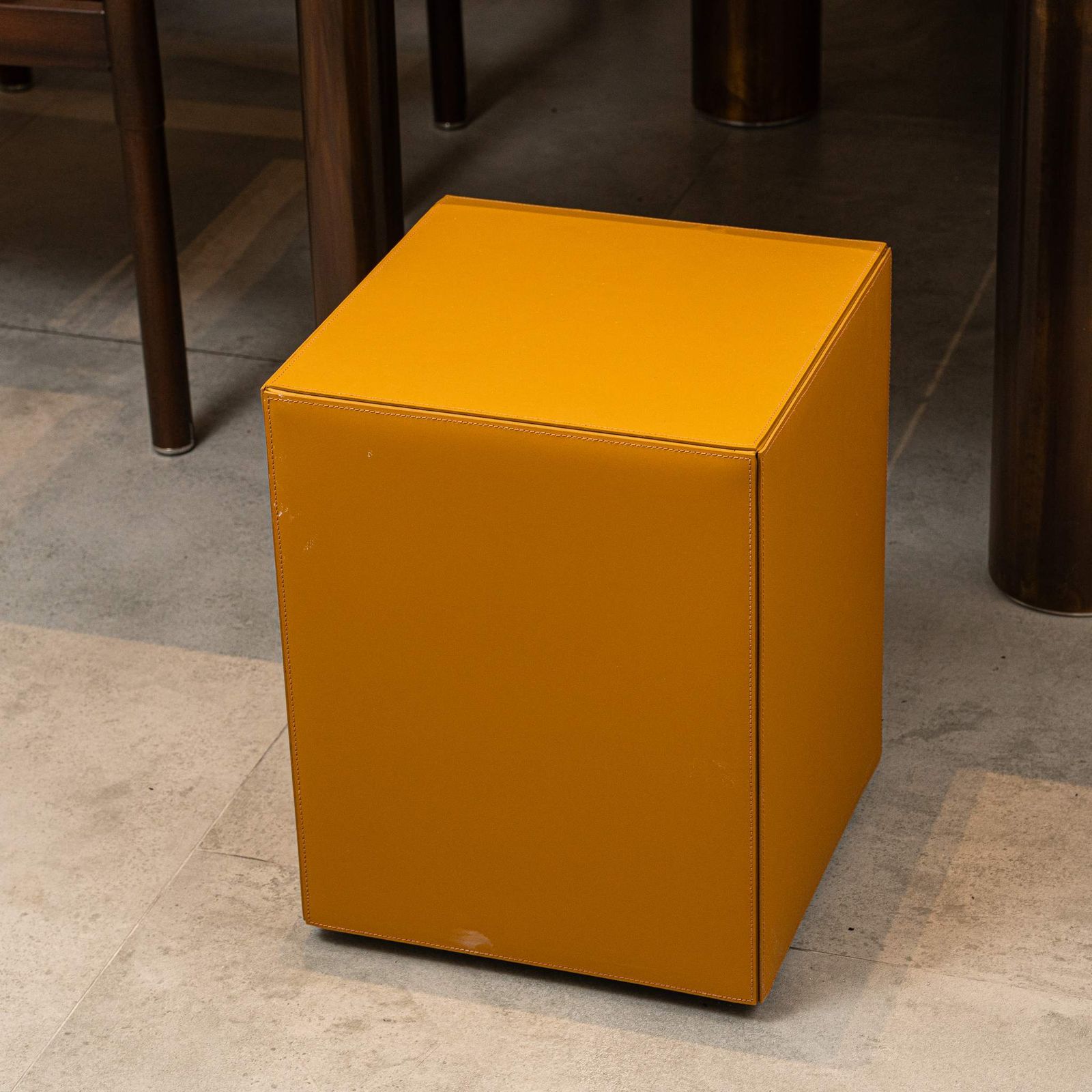 Minotti Пуф Solid "Saddle-Hide" Mustard от Minotti — в интерьере