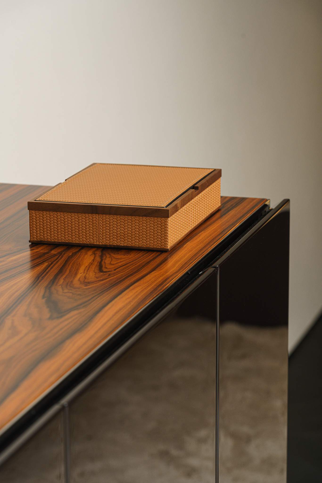 Minotti Комод Jason glossy Moka/Palisandr от Minotti — в интерьере