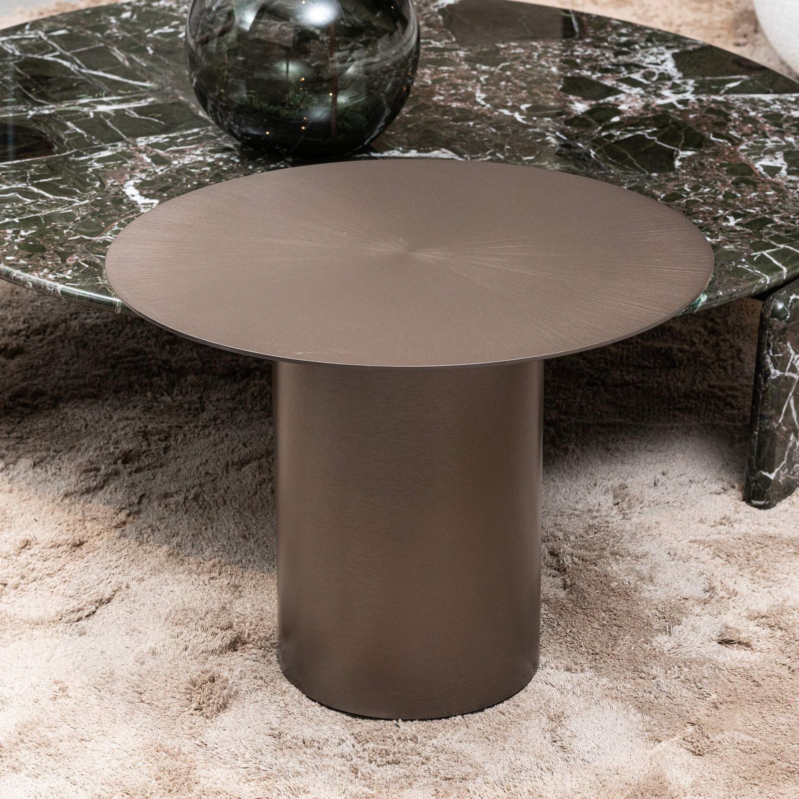 Minotti Журнальный столик Tokie Brushed bronze от Minotti — в интерьере
