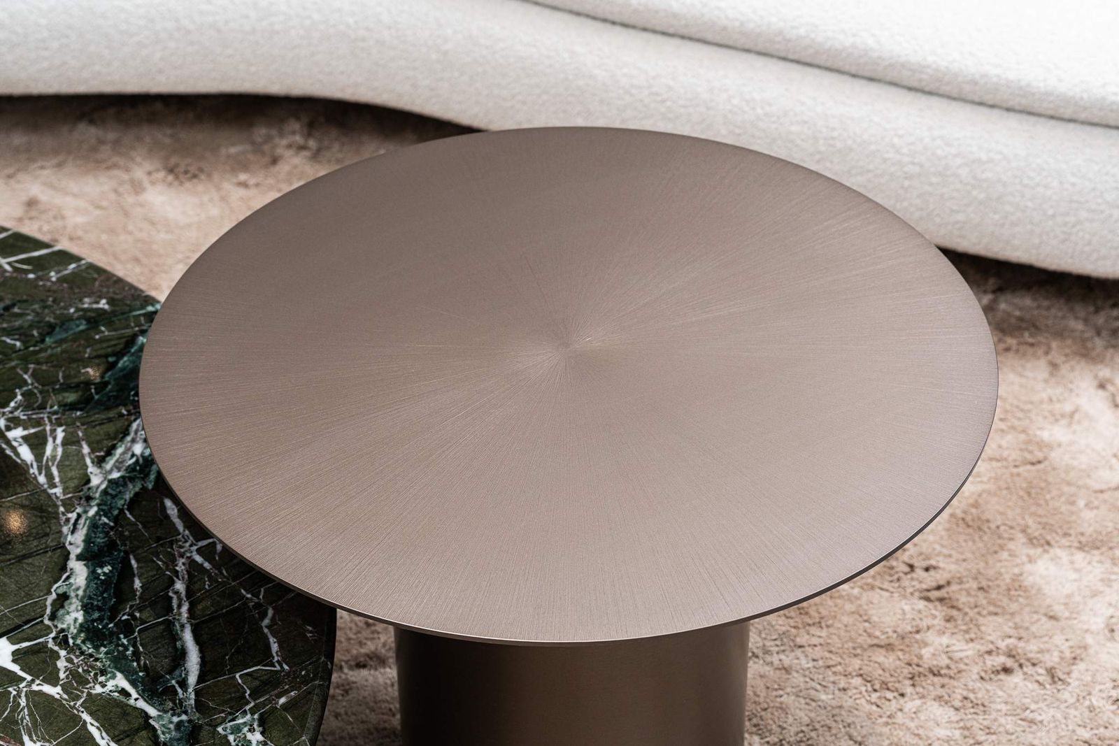 Minotti Журнальный столик Tokie Brushed bronze от Minotti — в интерьере