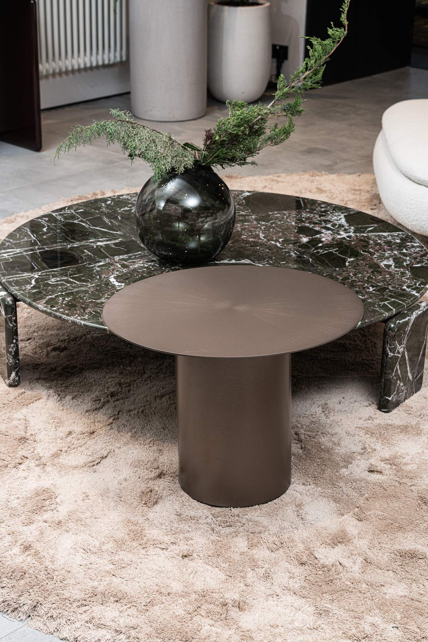 Minotti Журнальный столик Tokie Brushed bronze от Minotti — в интерьере