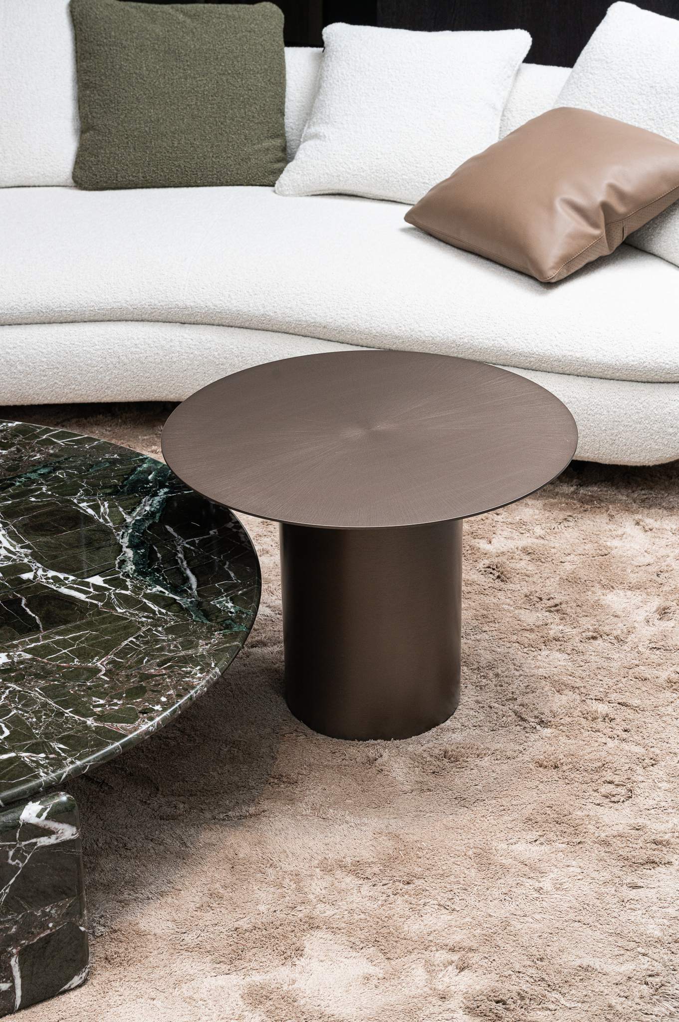 Minotti Журнальный столик Tokie Brushed bronze от Minotti — в интерьере