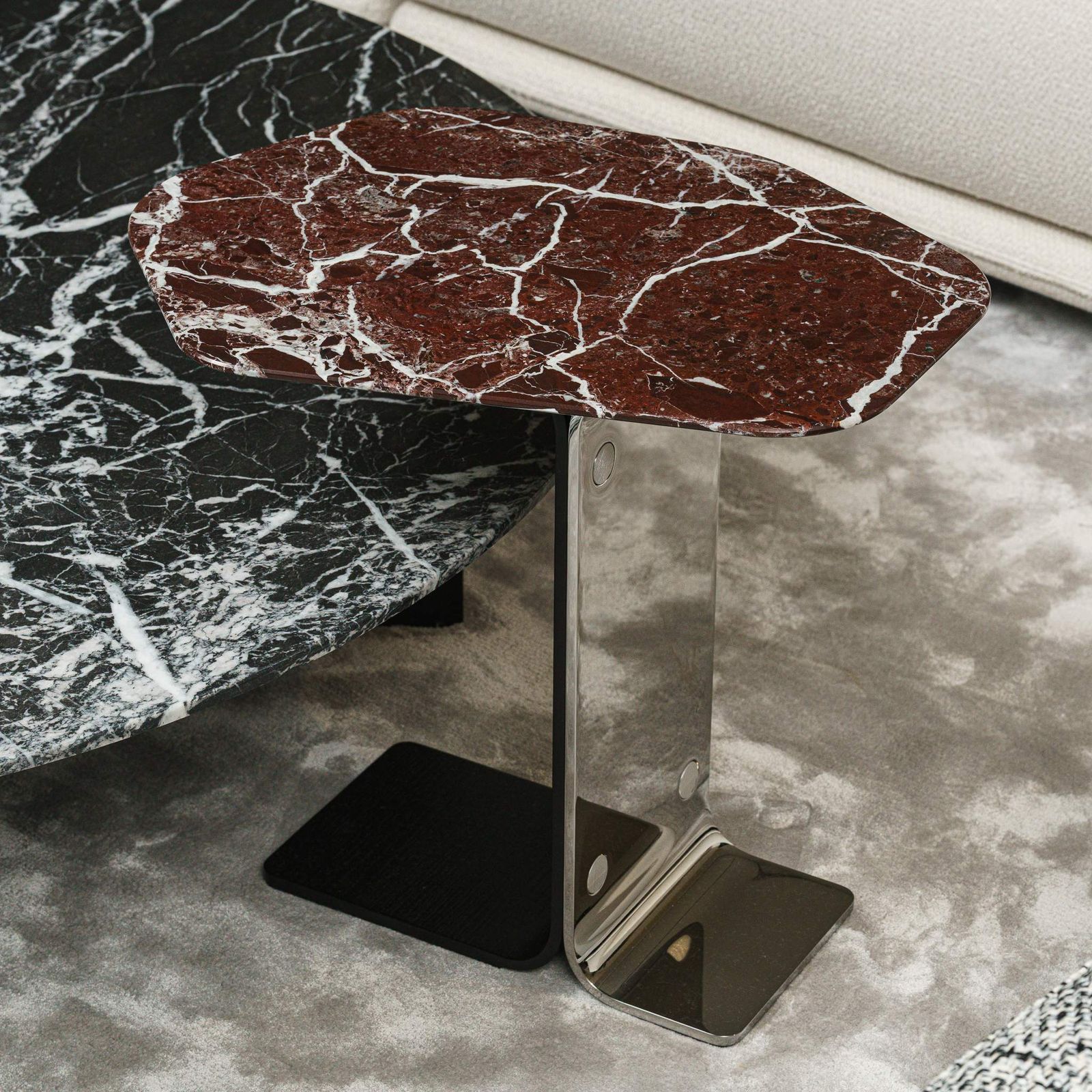 Minotti Журнальный столик Ethan Rosso Lepanto/Chrome от Minotti — в интерьере
