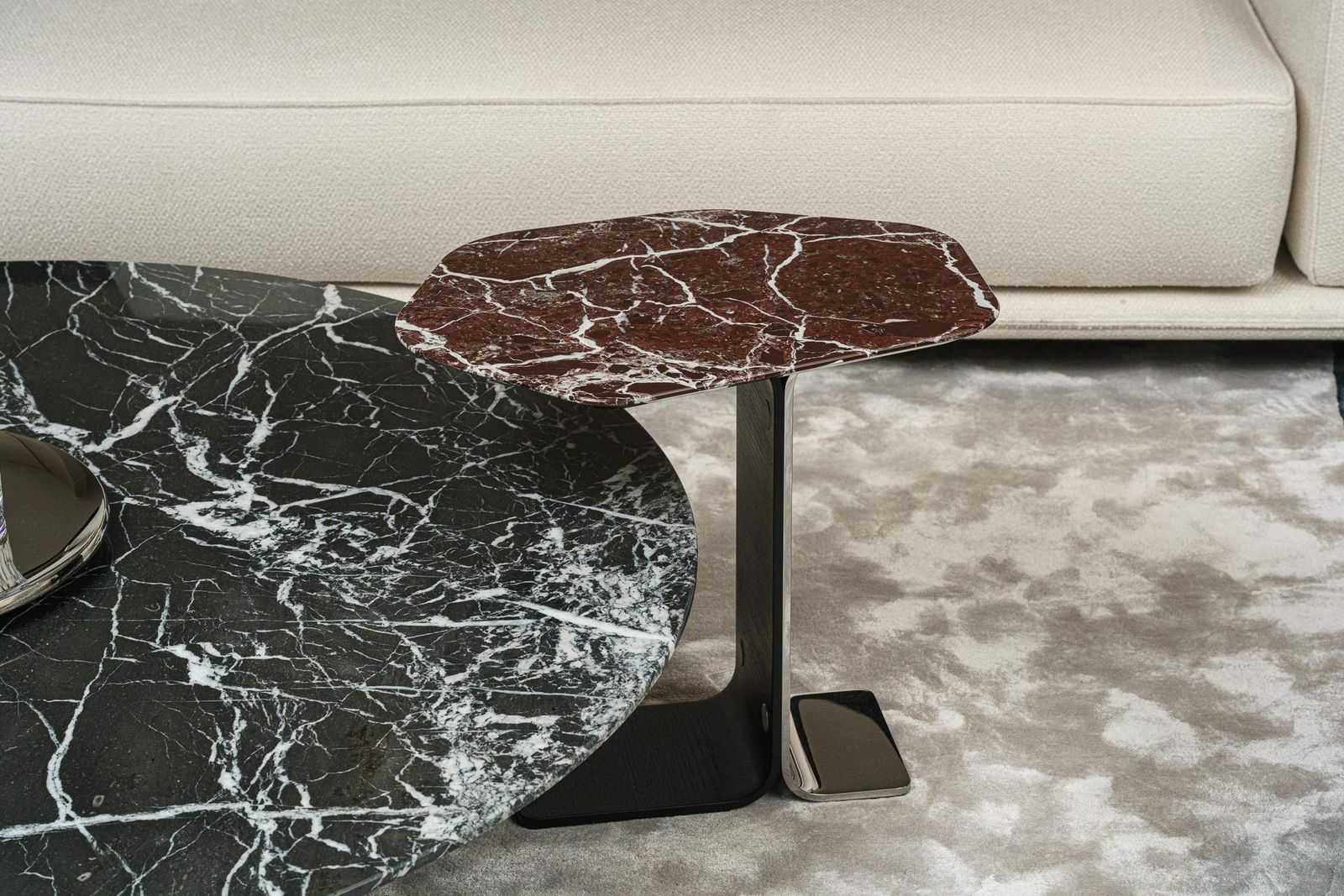Minotti Журнальный столик Ethan Rosso Lepanto/Chrome от Minotti — в интерьере
