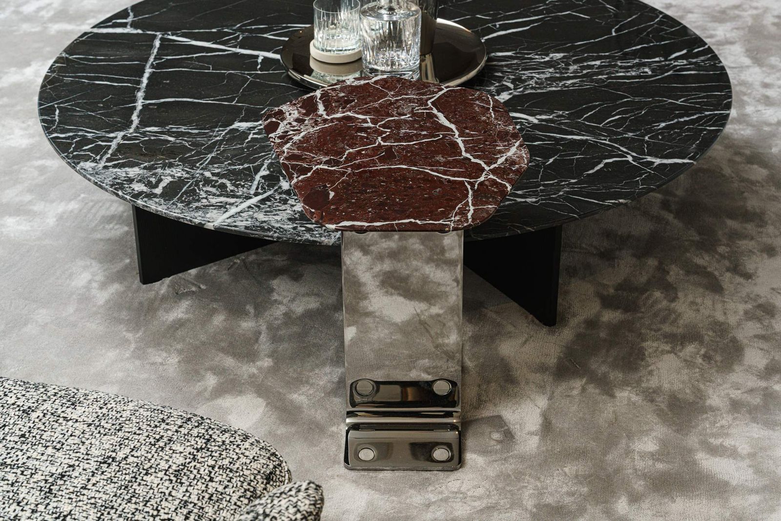 Minotti Журнальный столик Ethan Rosso Lepanto/Chrome от Minotti — в интерьере