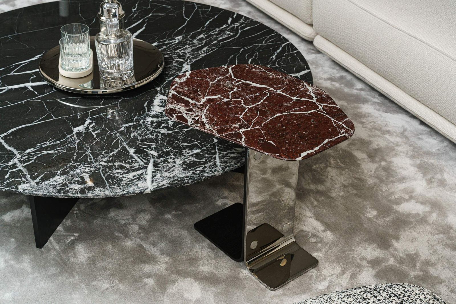 Minotti Журнальный столик Ethan Rosso Lepanto/Chrome от Minotti — в интерьере