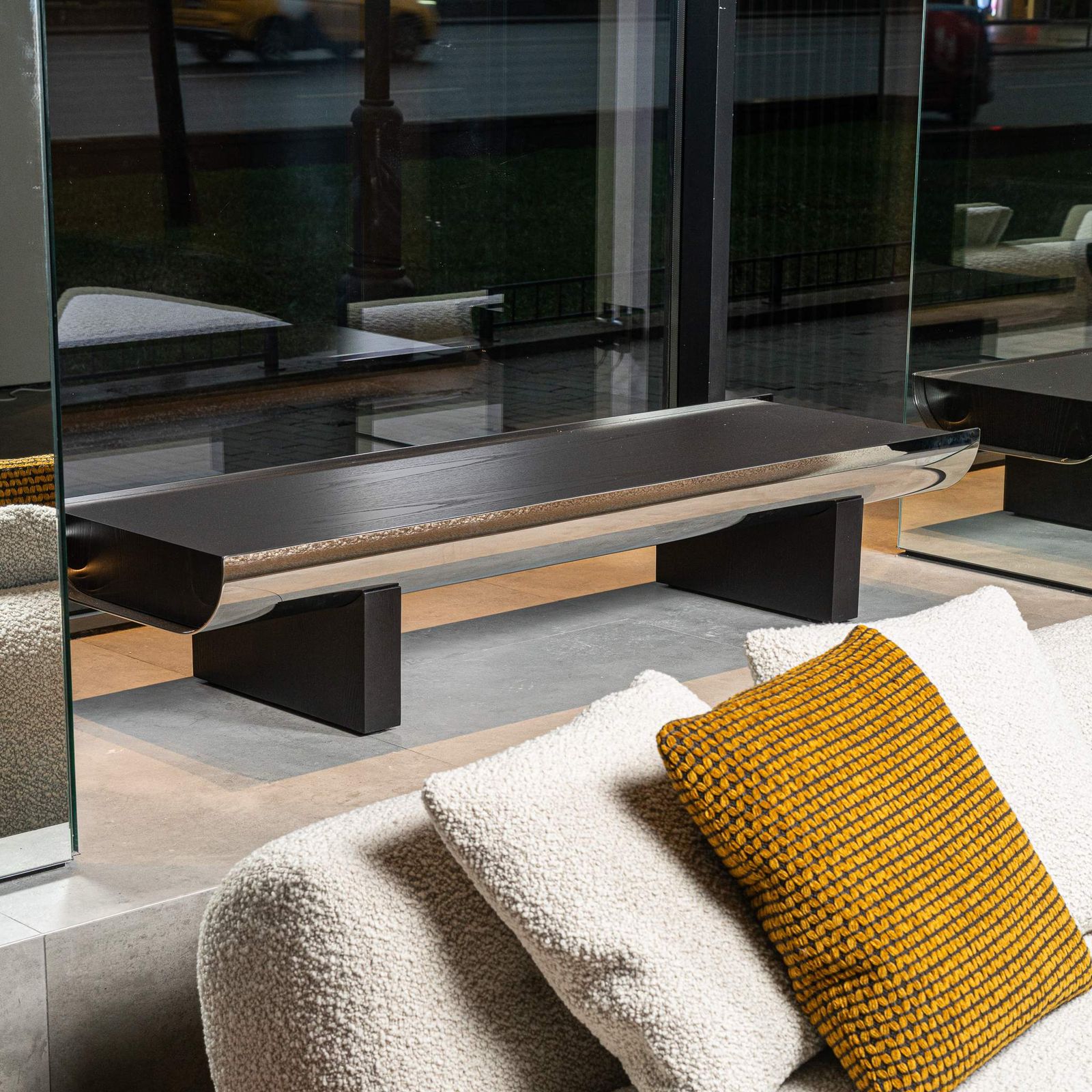 Minotti Банкетка Pilotis Chrome/Nero от Minotti — в интерьере