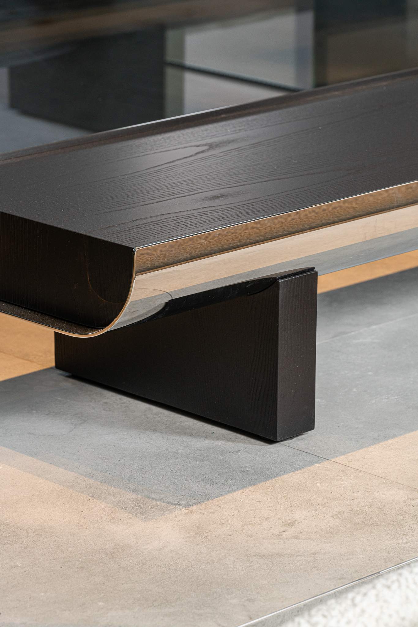 Minotti Банкетка Pilotis Chrome/Nero от Minotti — в интерьере