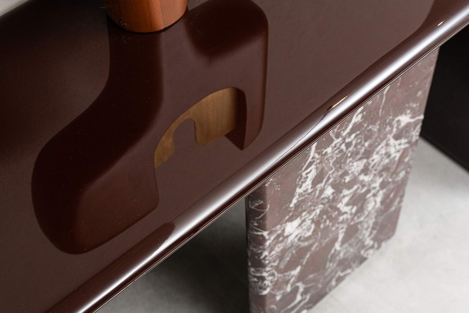 Minotti Консоль Drake Rosso Levanto / Lac.Burnt Brown от Minotti — в интерьере