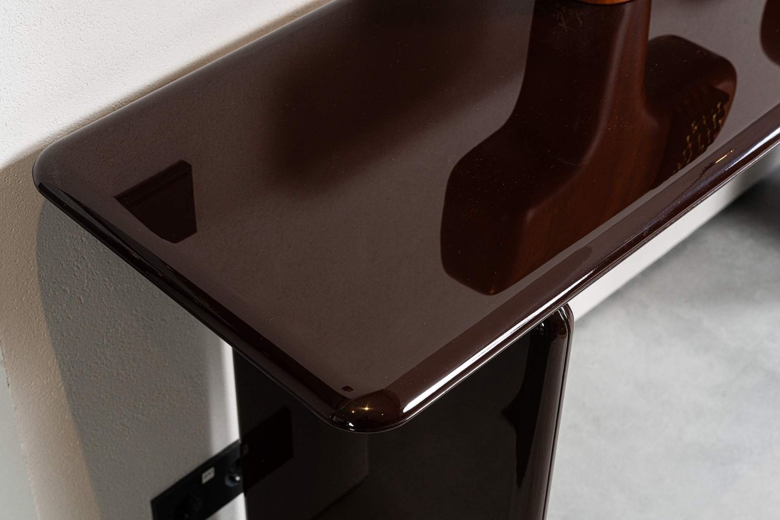 Minotti Консоль Drake Rosso Levanto / Lac.Burnt Brown от Minotti — в интерьере