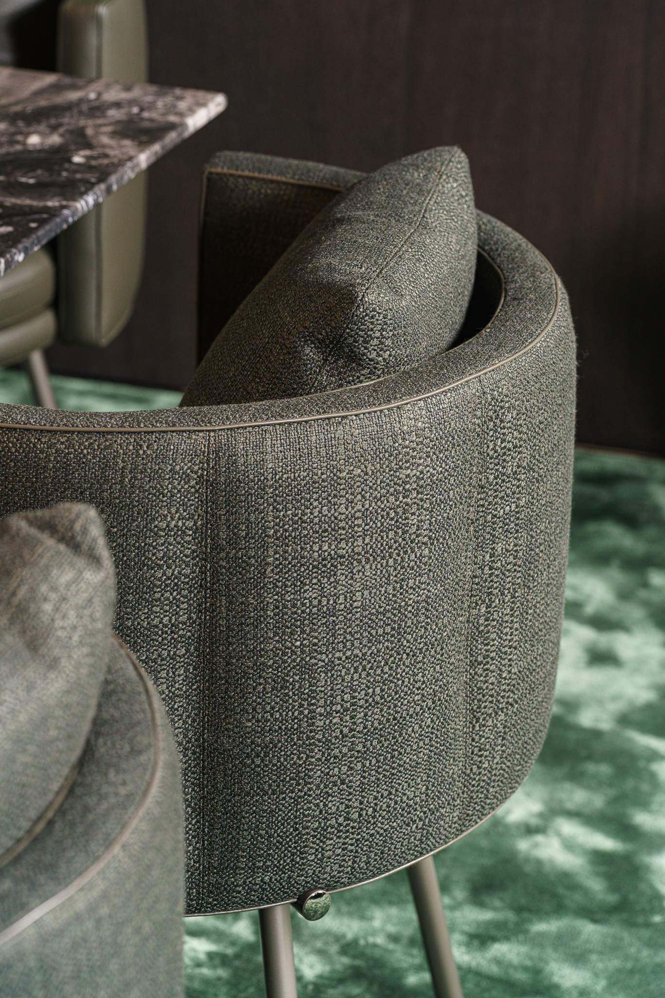 Minotti Стул обеденный Torii Swivel Muschio от Minotti — в интерьере