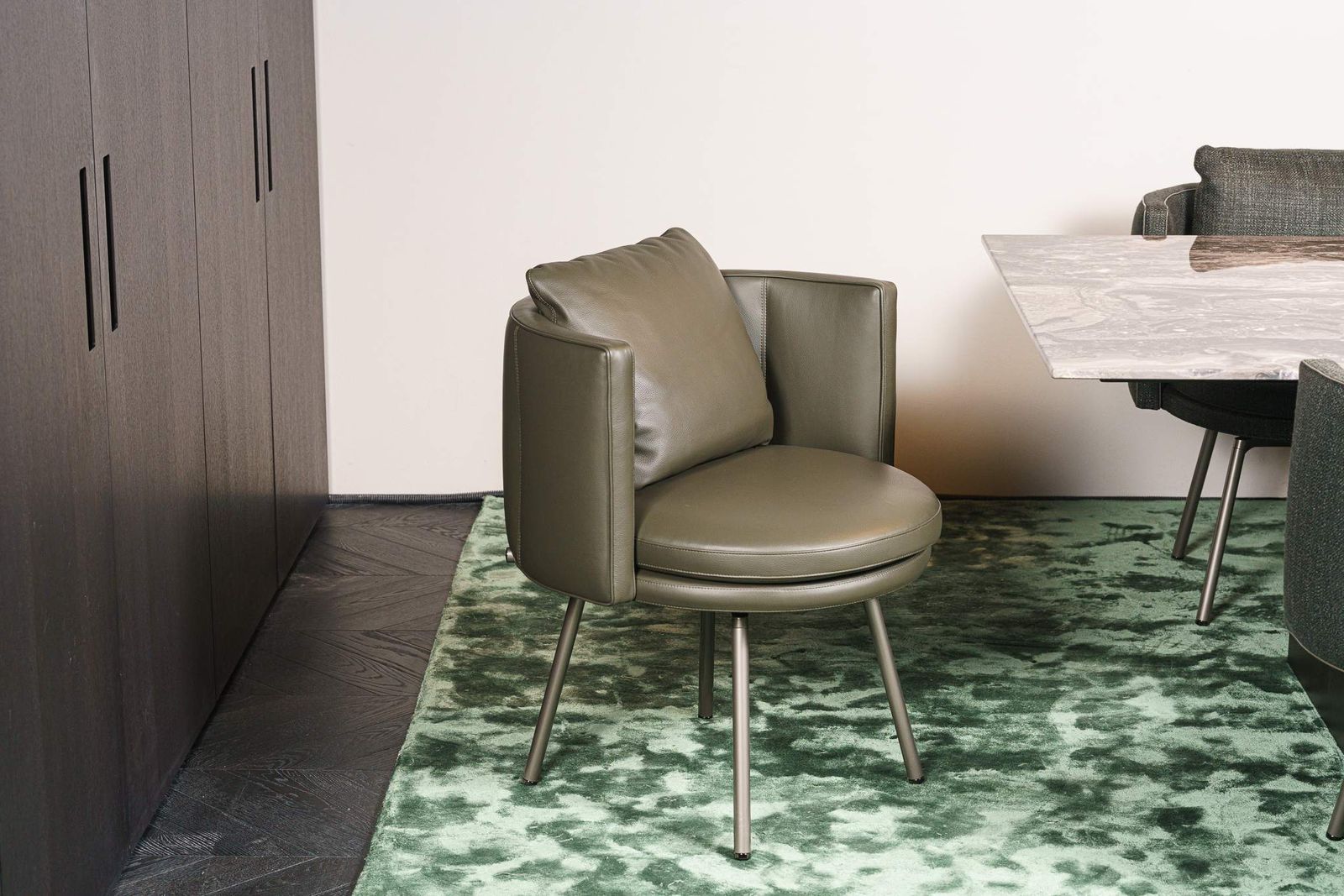 Minotti Стул обеденный Torii Swivel Muschio Leather от Minotti — в интерьере