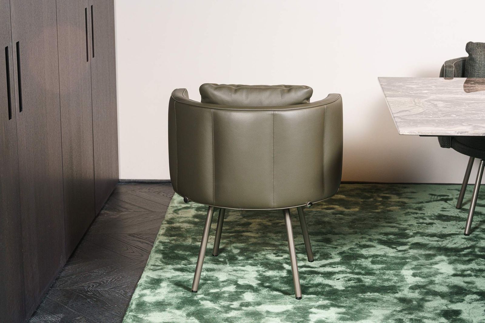 Minotti Стул обеденный Torii Swivel Muschio Leather от Minotti — в интерьере