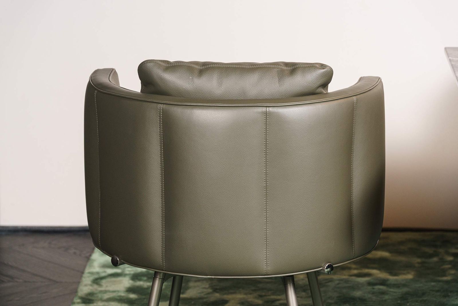Minotti Стул обеденный Torii Swivel Muschio Leather от Minotti — в интерьере