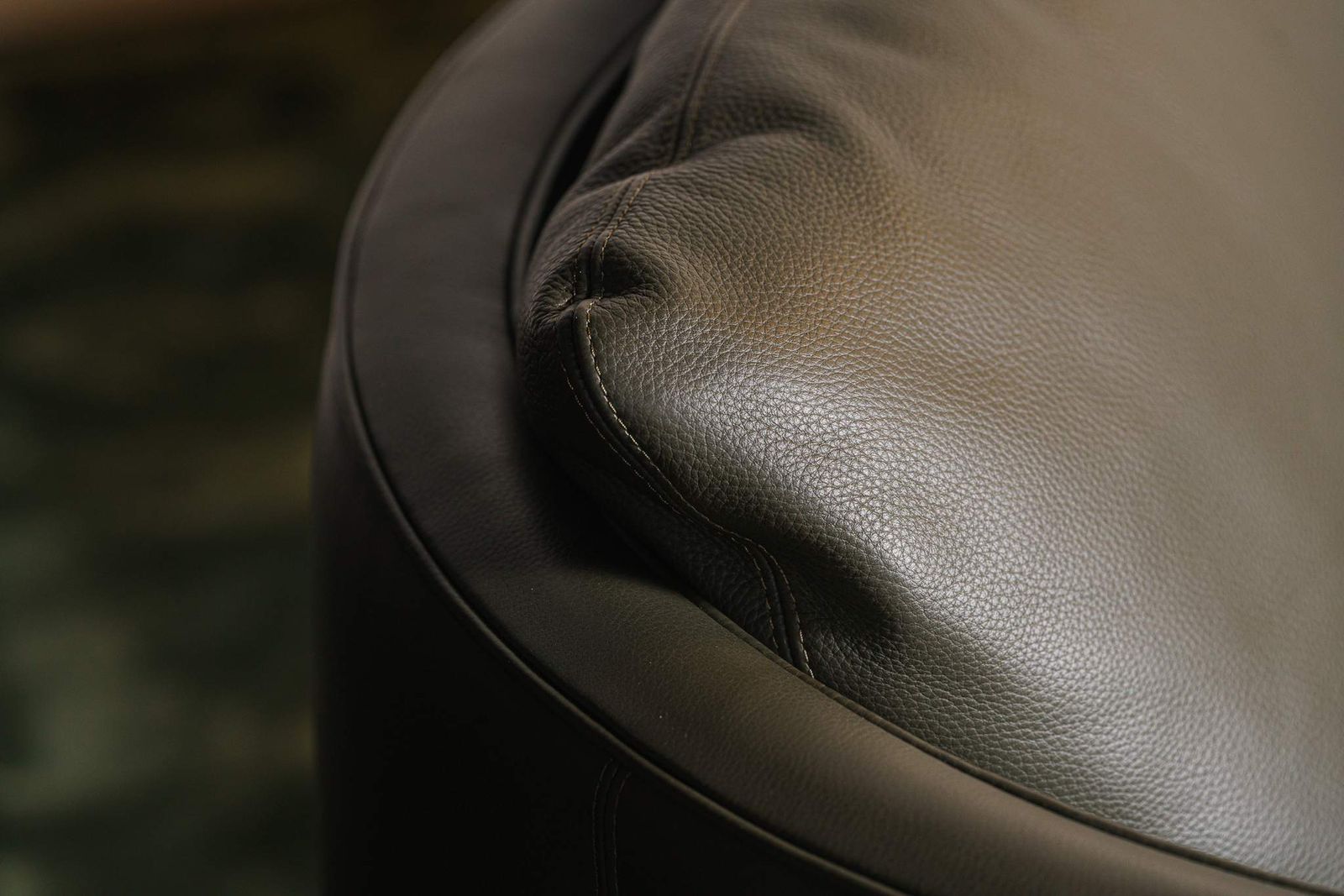Minotti Стул обеденный Torii Swivel Muschio Leather от Minotti — в интерьере